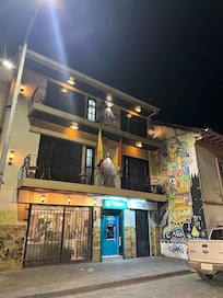 Esta é a fachada do hotel. No dia que fomos embora eles colocaram uma placa luminosa branca do lado direito do caixa eletrônico, aí não tem como não encontrar.