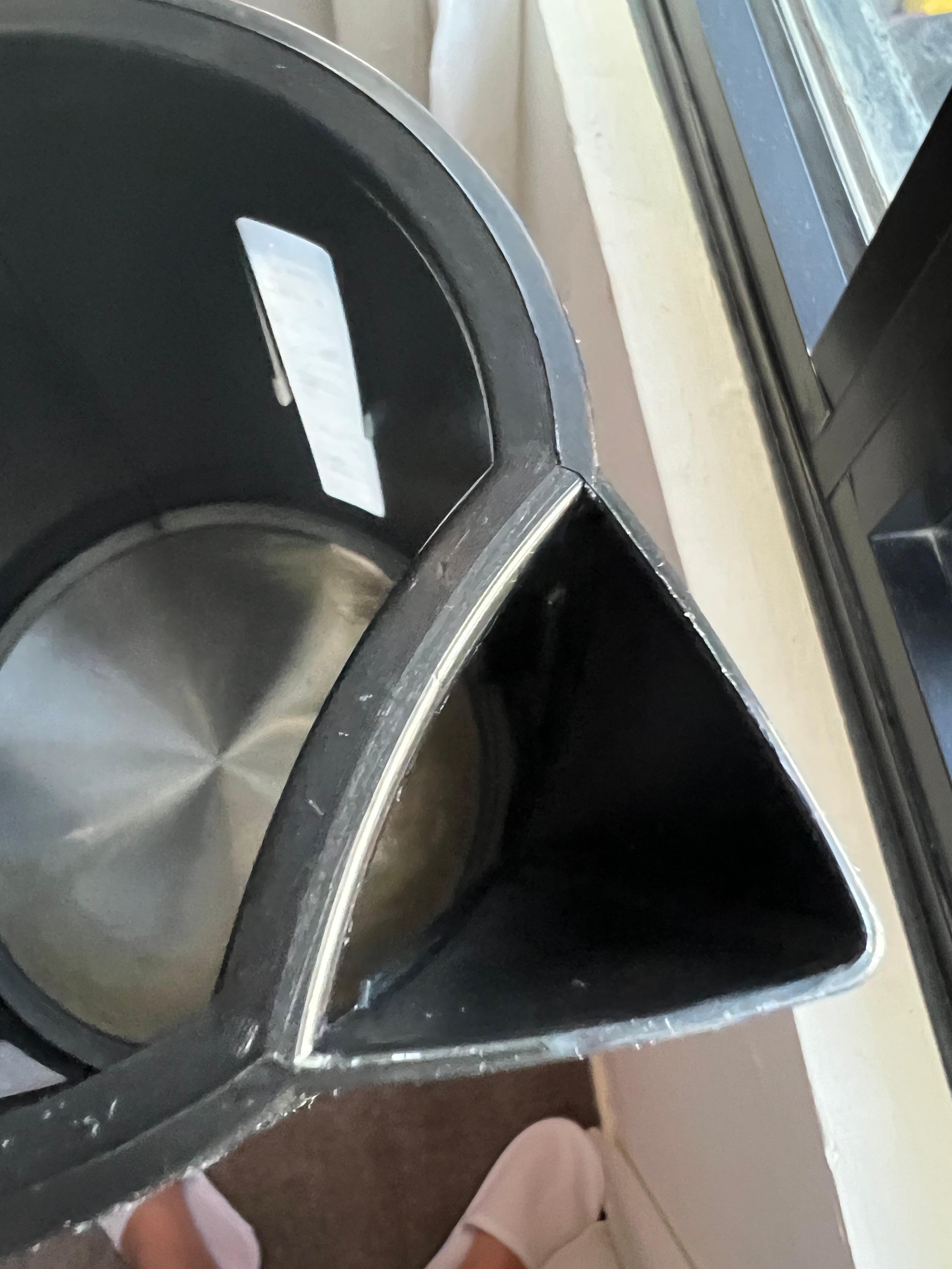 1st kettle forgot to take picture, damn disgusting with the white stain. This is 2nd kettle with the triangle filter part removed. But still dirty.