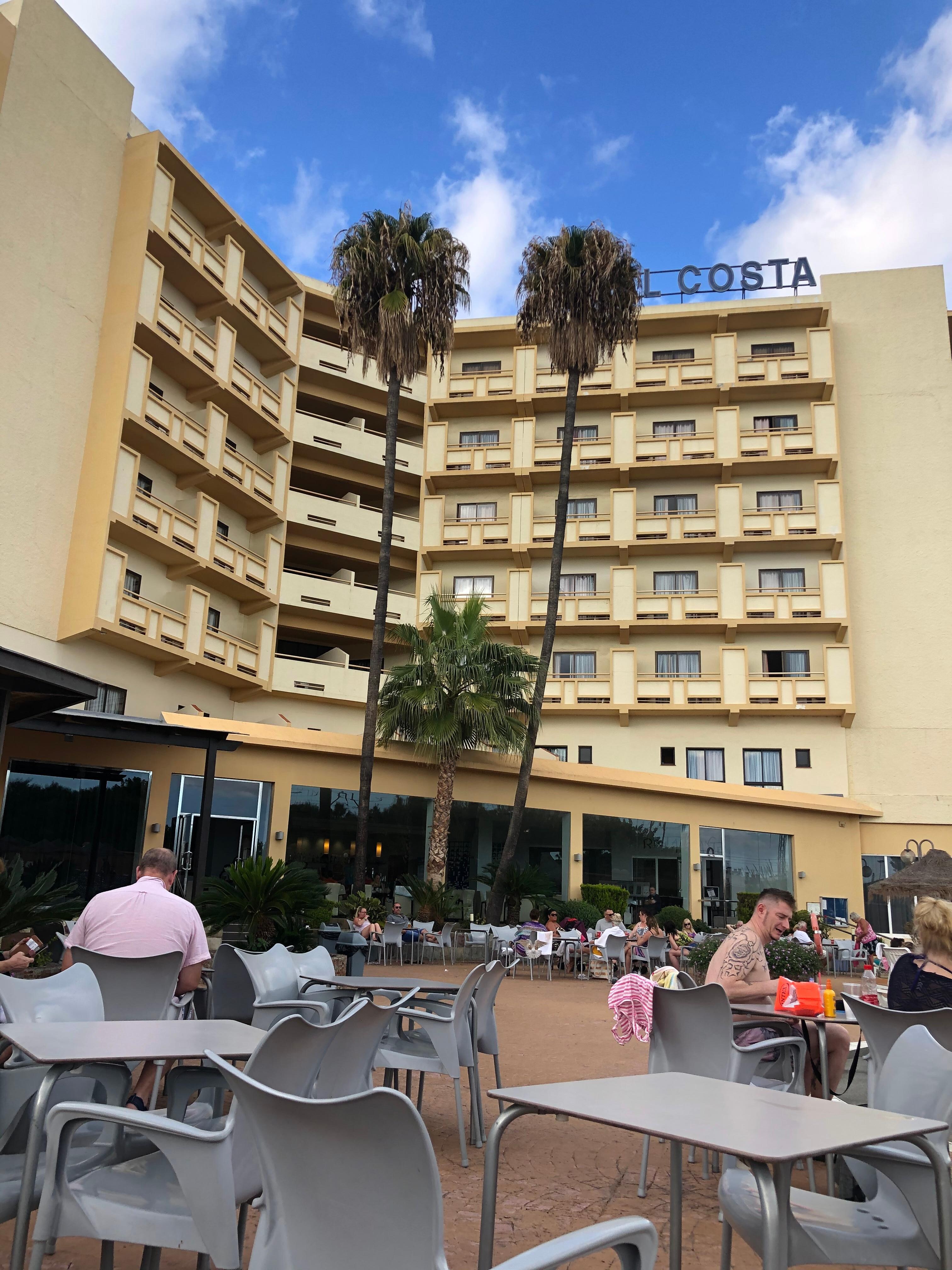 Hotellet udefra poolen