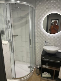 Duschkabine mit Ăberkopfbrause zusĂ€tzlich