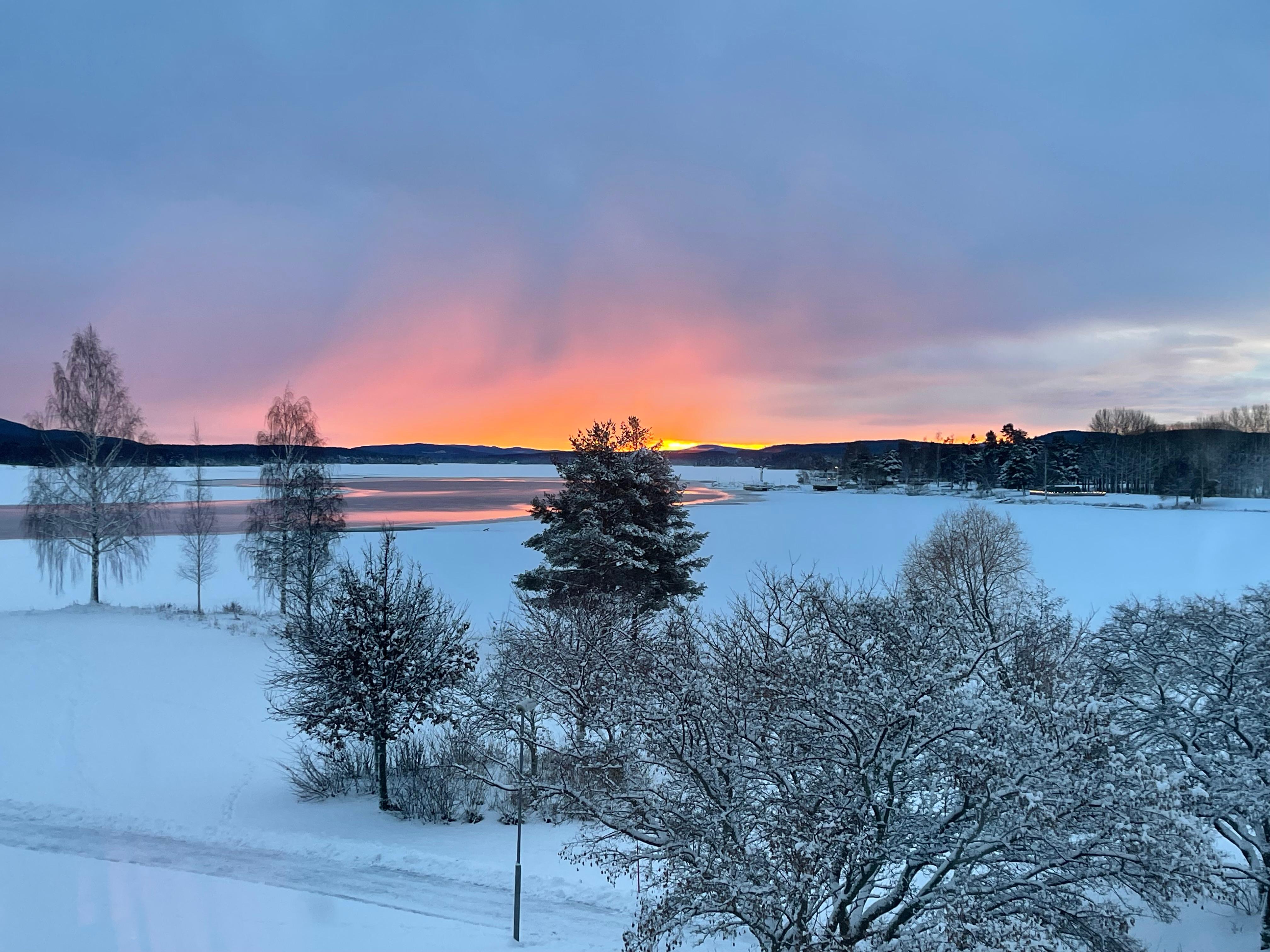 Utsikt från vårt rum, magisk soluppgång.