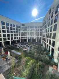 Cour de lâhĂŽtel avec possibilitĂ© de manger au milieu