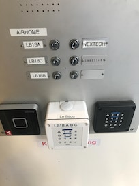 On thé top of the buzzer below the actual buttons was a very discreetly written le Bijou.