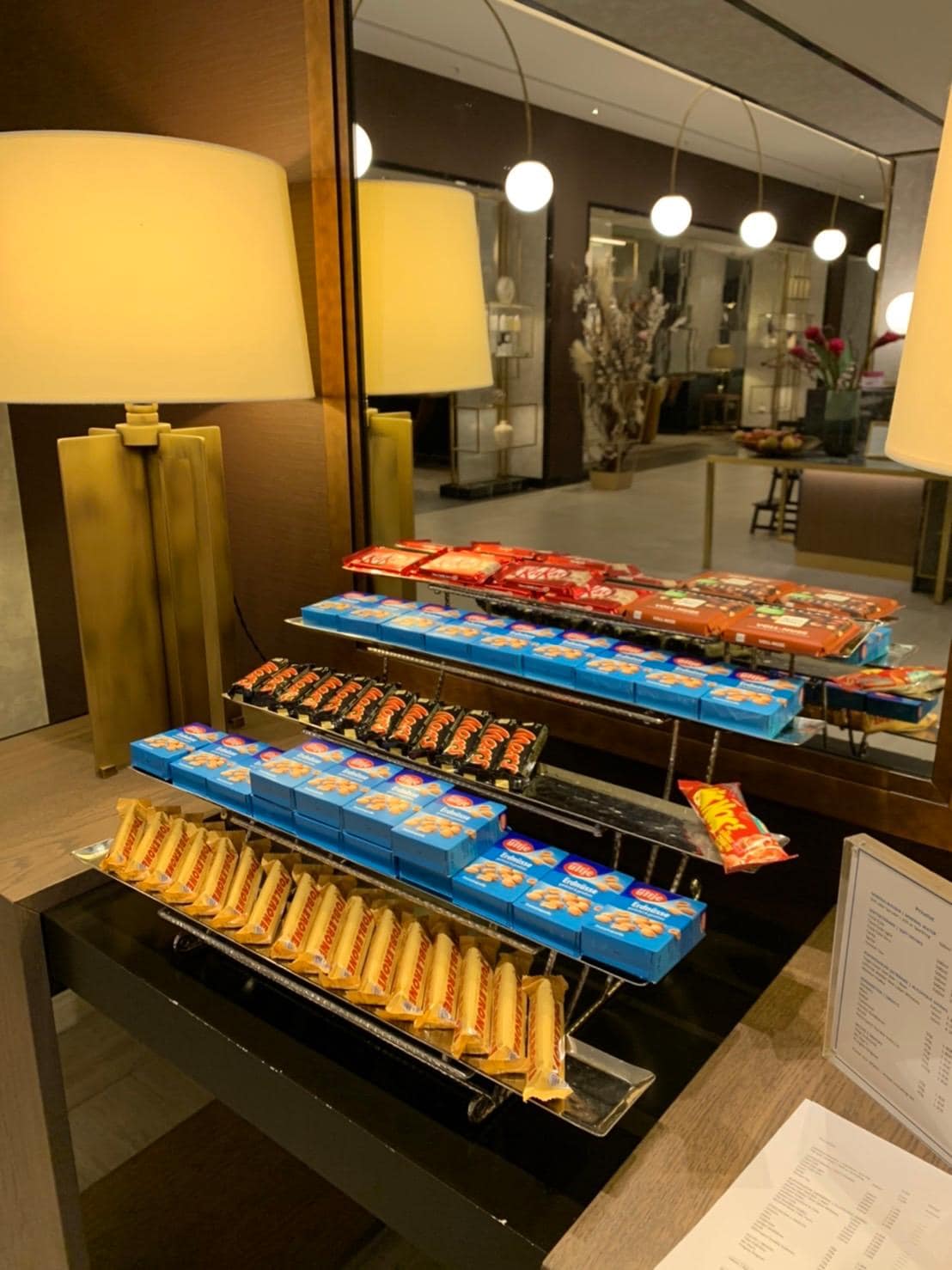 reception desk旁的付費candy bar