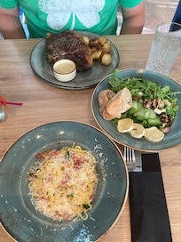 Great restaurant on site