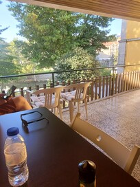 Terrassen i front har utsikt mot elva.