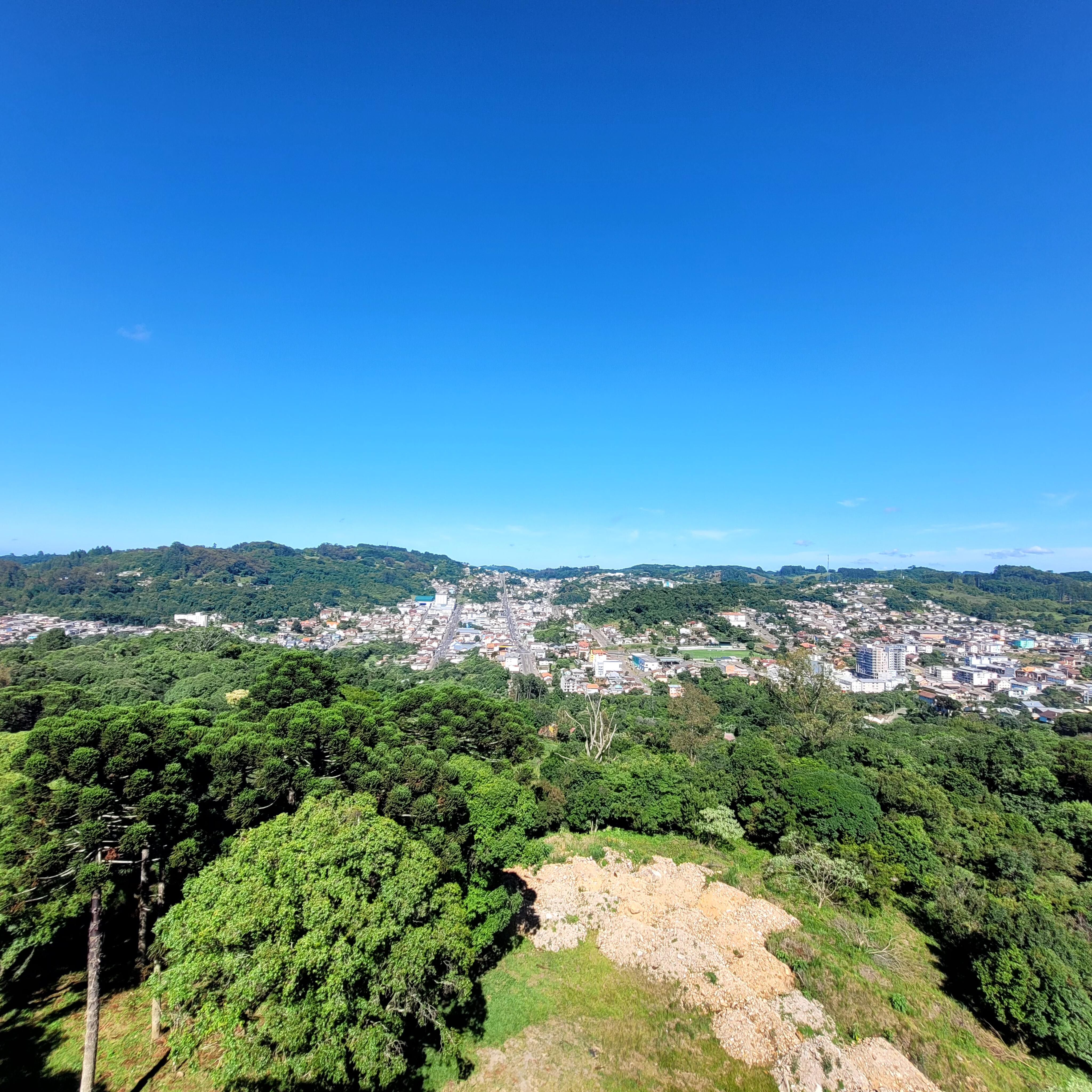 Vista da cidade na janela do quarto