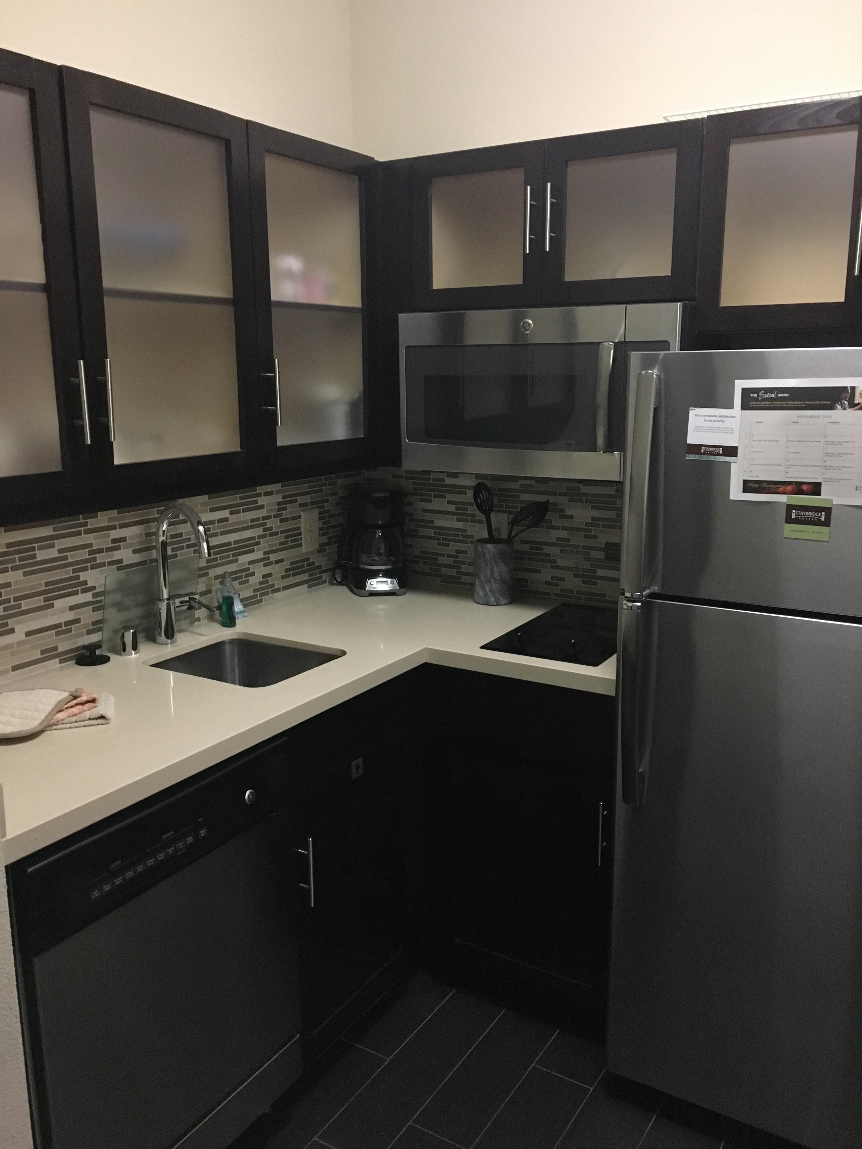 キッチンは食器は殆ど揃っています。洗剤まで置いてありました。