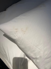 Le coussin été sale cela est inadmissible je reste pas un jour de plus