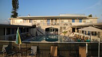Hotel mit Pool mittendrin