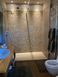 Spacious and modern bathroom