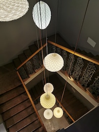 Suspension dans l'escalier