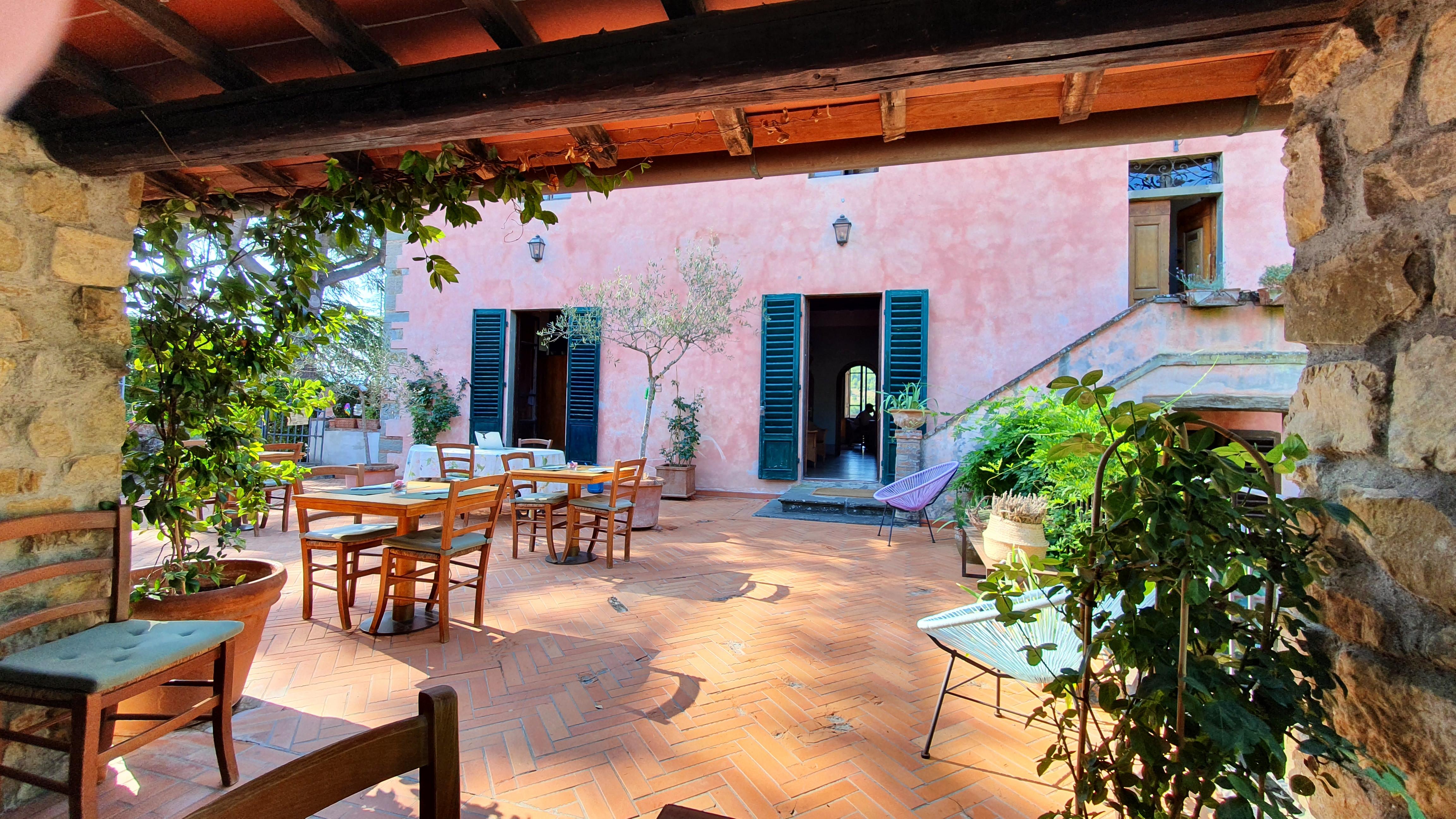 La terrasse pour le petit déjeuner.