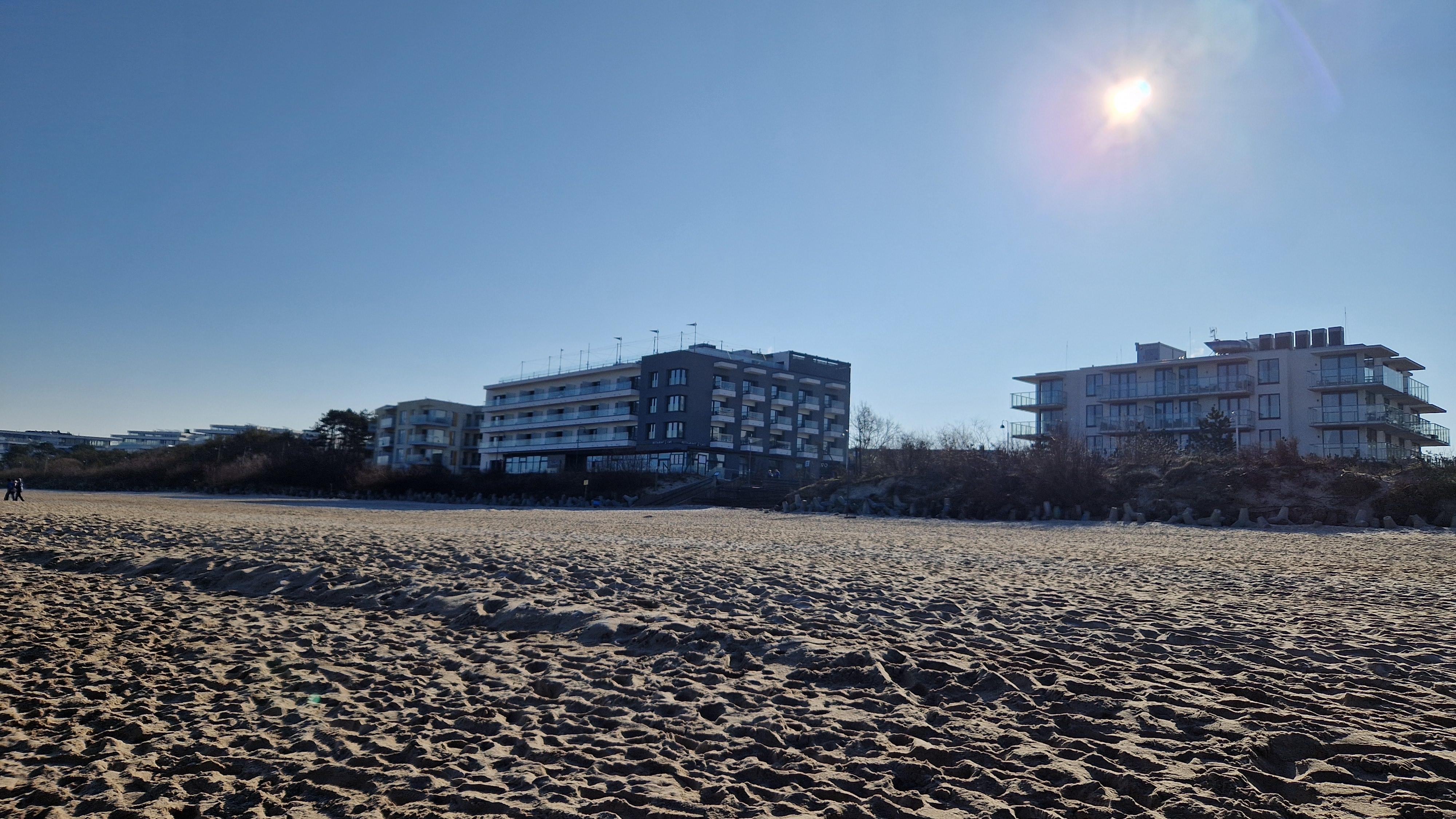 Blick vom Strand auf das Hotel 