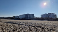 Blick vom Strand auf das Hotel