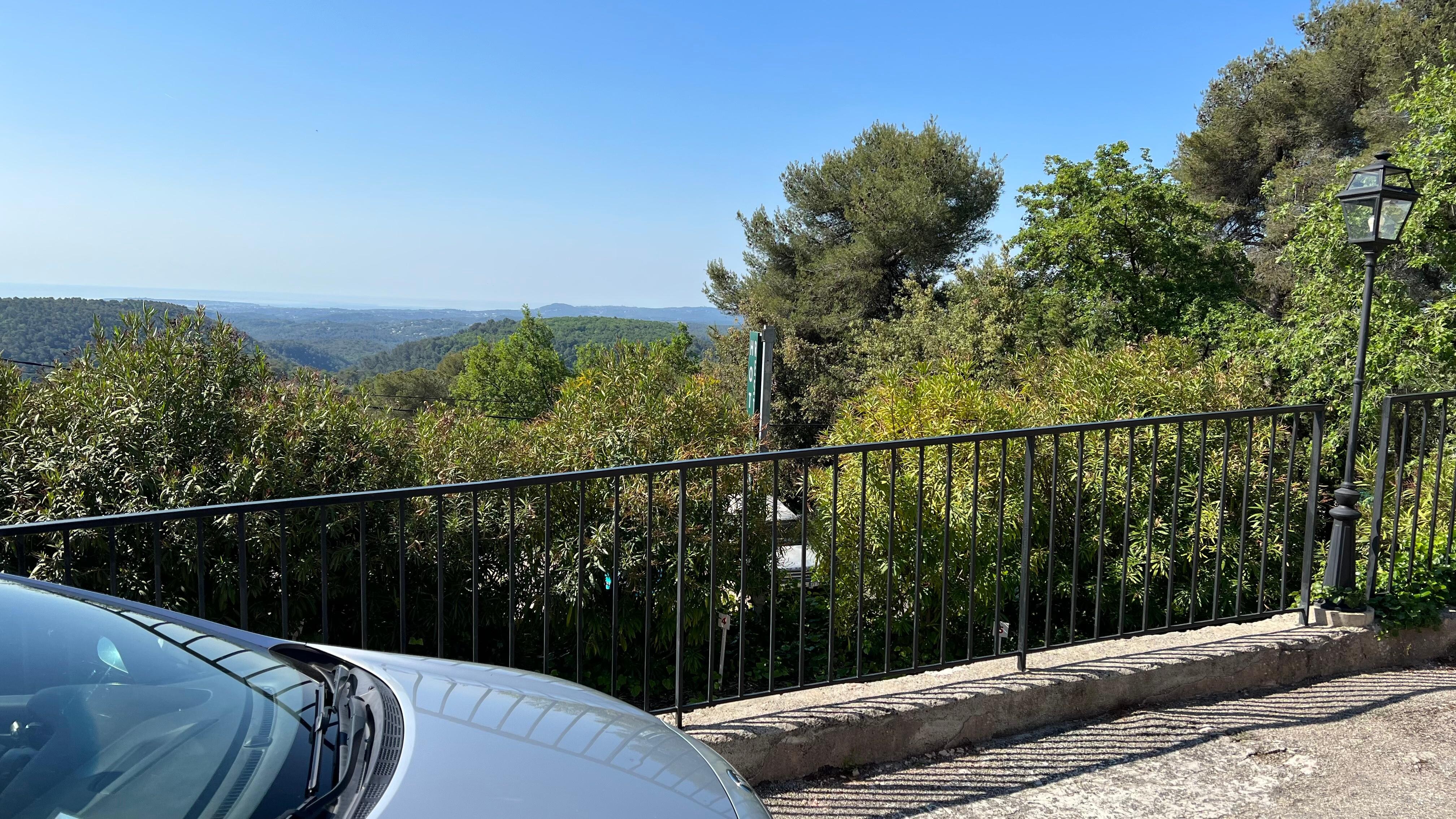 La vue du parking devant l’hôtel 