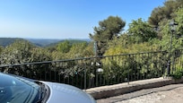 La vue du parking devant lâhĂŽtel