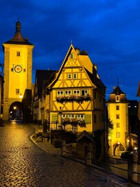 Hotellet ligger lige i disse hyggelige omgivelser