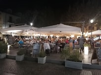 Super place avec boutiques et restaurants
