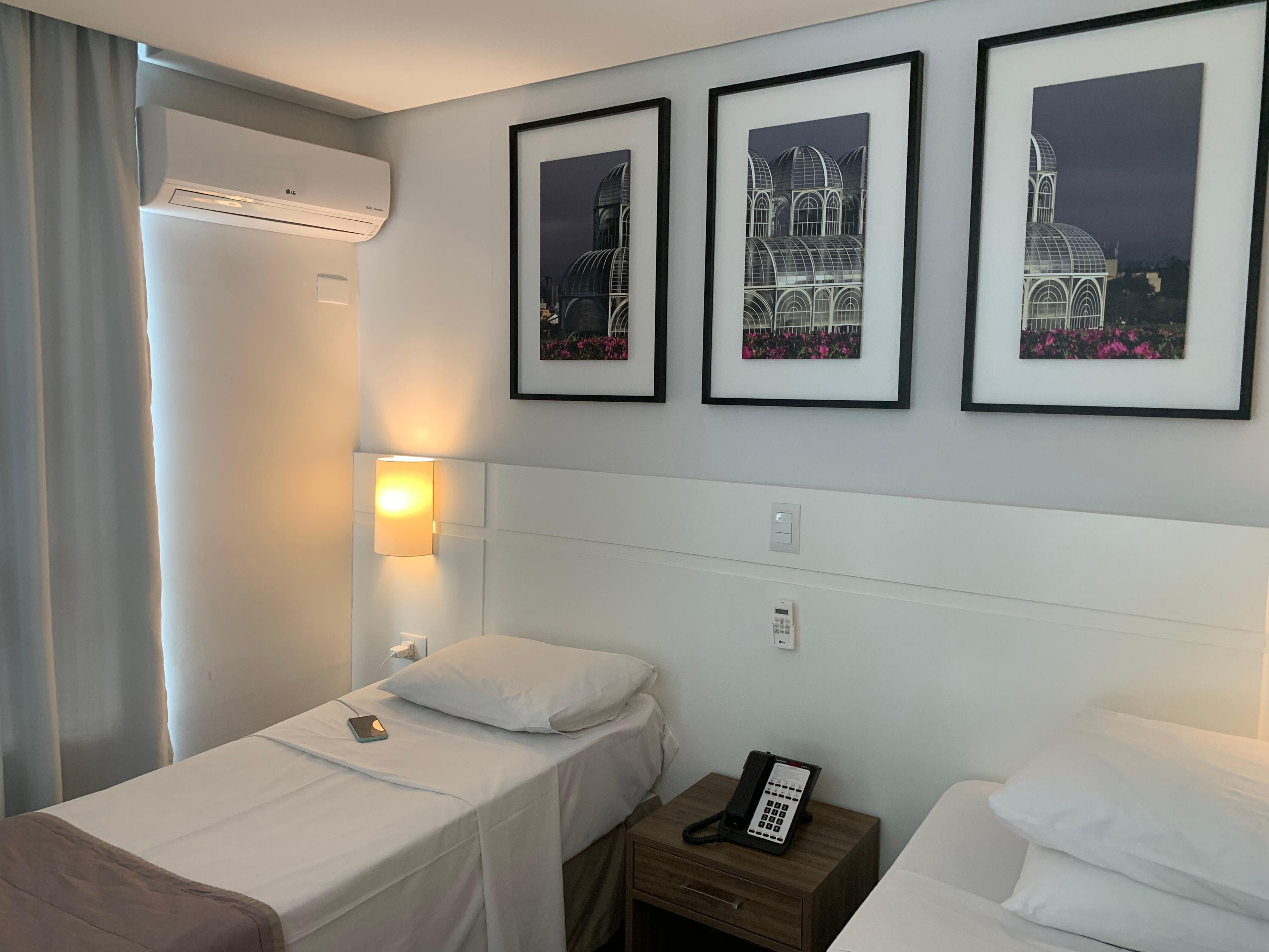 Quarto quádruplo com espaço e roupa de camas impecáveis. 