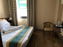 Chambre correcte mais un peu petite.