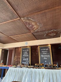 Área do café da manhã com o teto mofado e caindo.