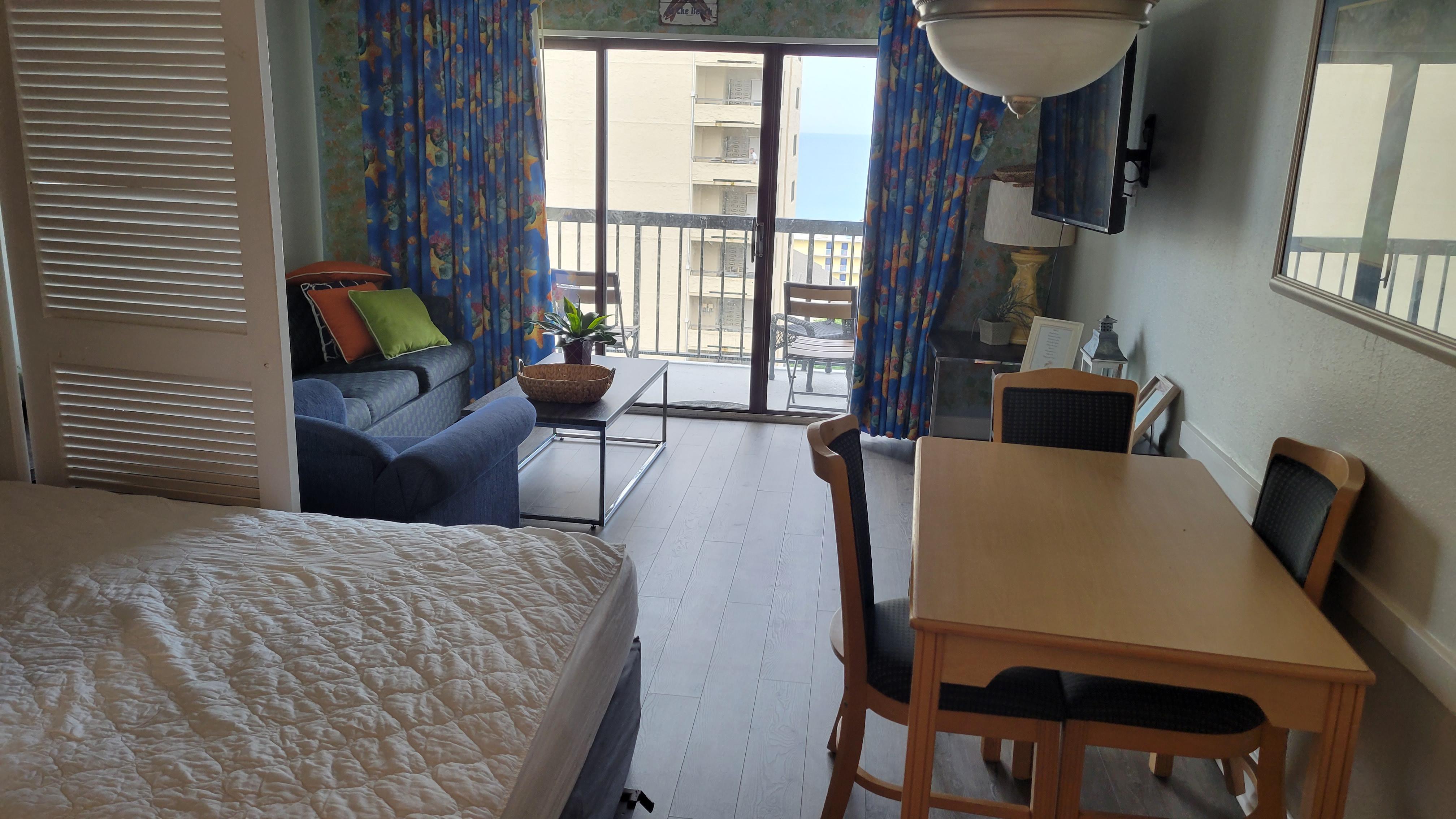 Murphy bed and Balcony with a Beachview