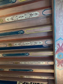 Le plafond inattendu dans le lounge.