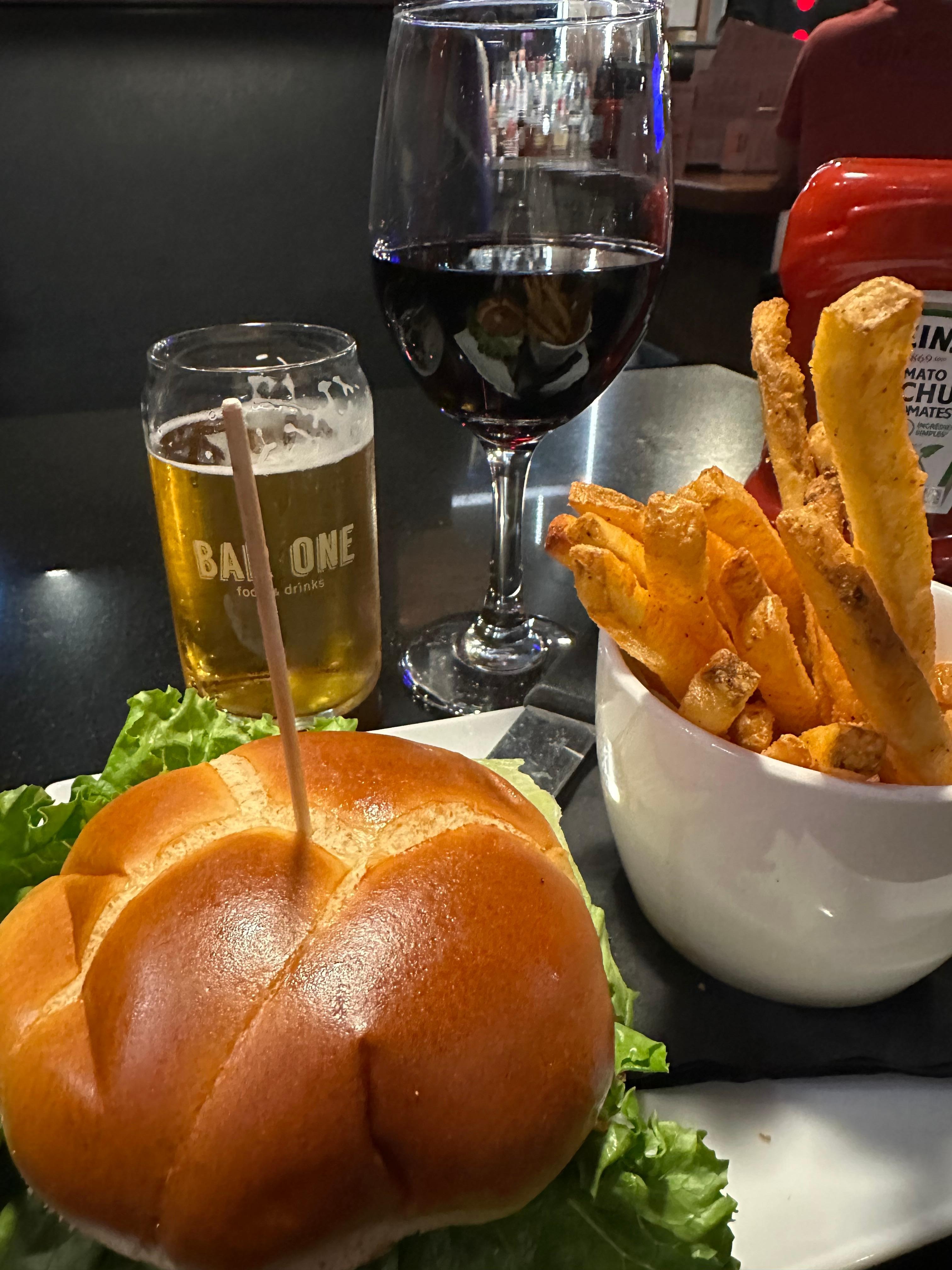 隣接のバーでのディナー