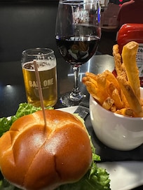 隣接のバーでのディナー