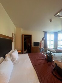 Double bedroom - extra bed set up