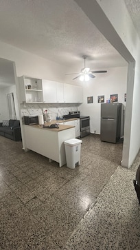 La cocina es grande y cómoda