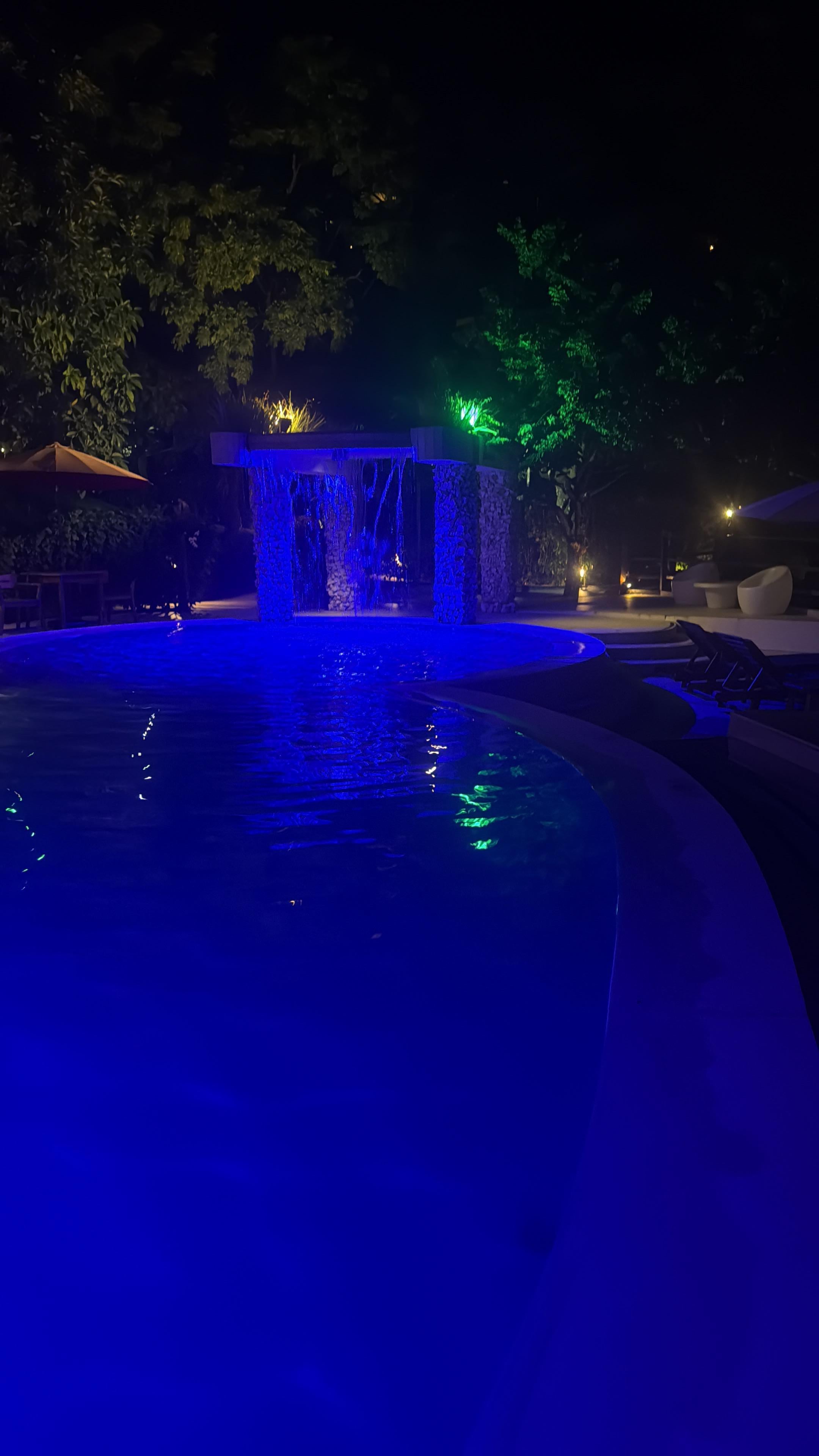 Bar dentro da piscina 