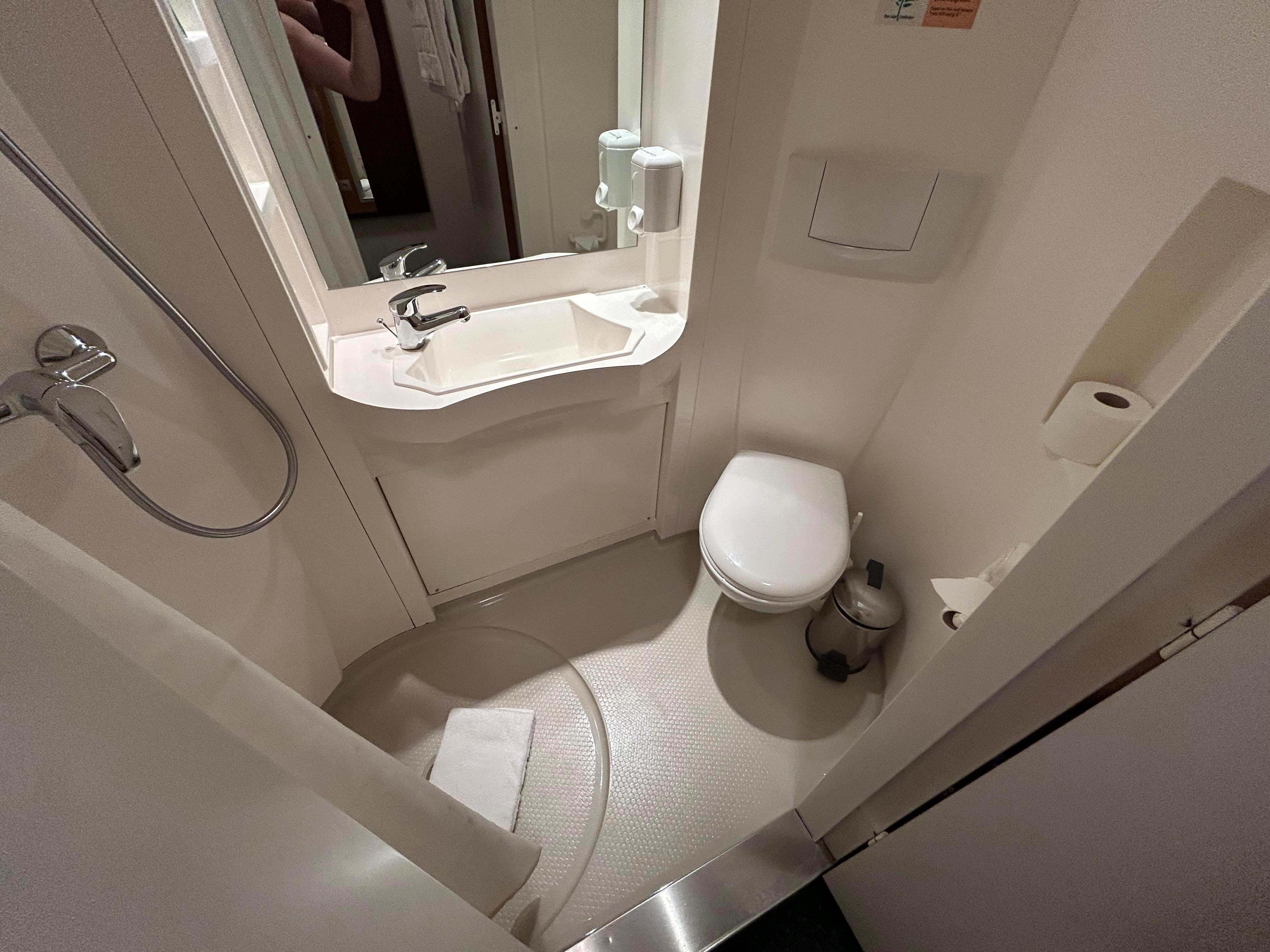 Showerroom - small pod style 