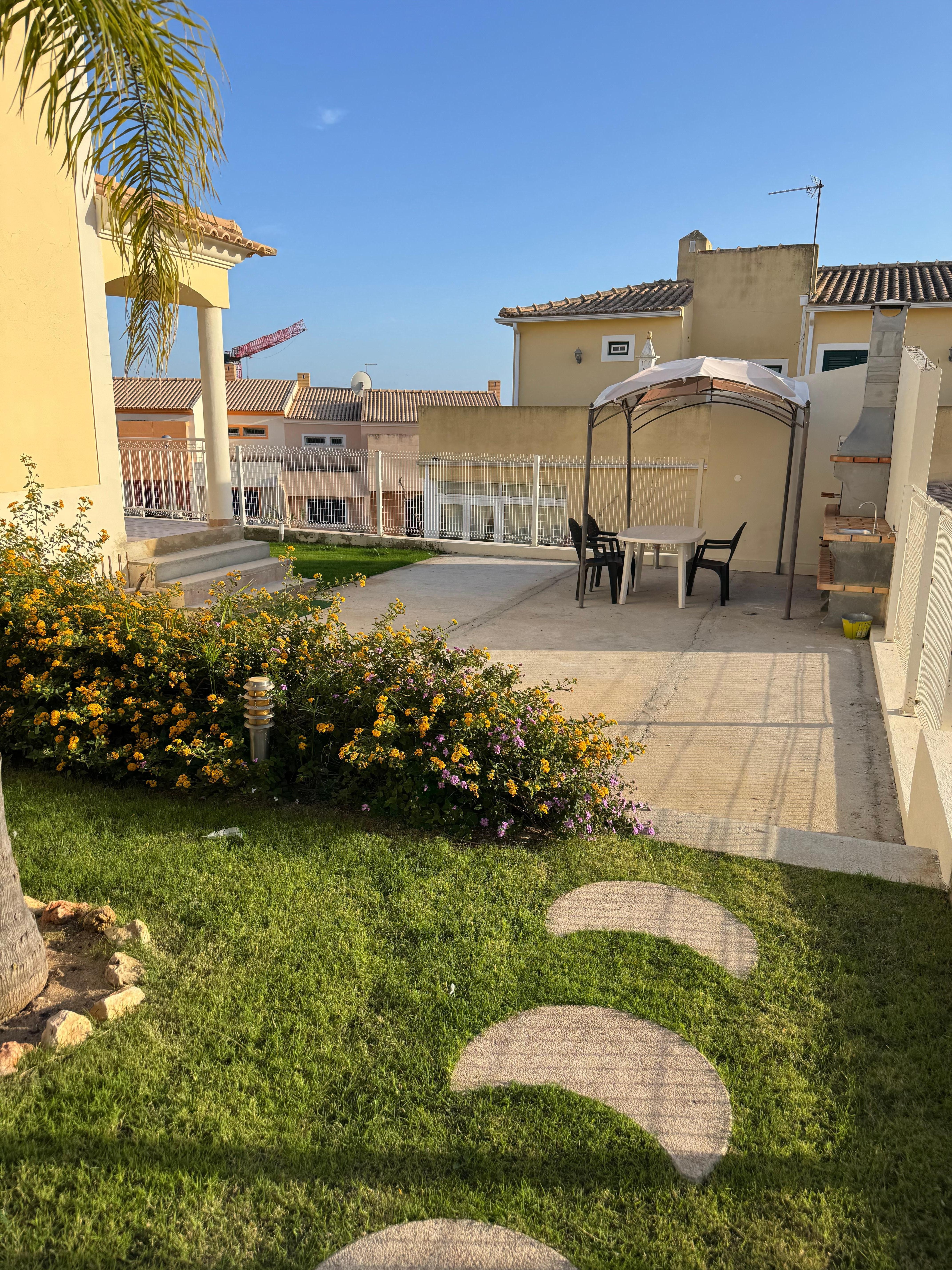 Terras achter het huis. Hier kijk je alleen op de buren ernaast en hebben wij geen gebruik van gemaakt. 