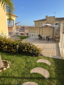 Terras achter het huis. Hier kijk je alleen op de buren ernaast en hebben wij geen gebruik van gemaakt.