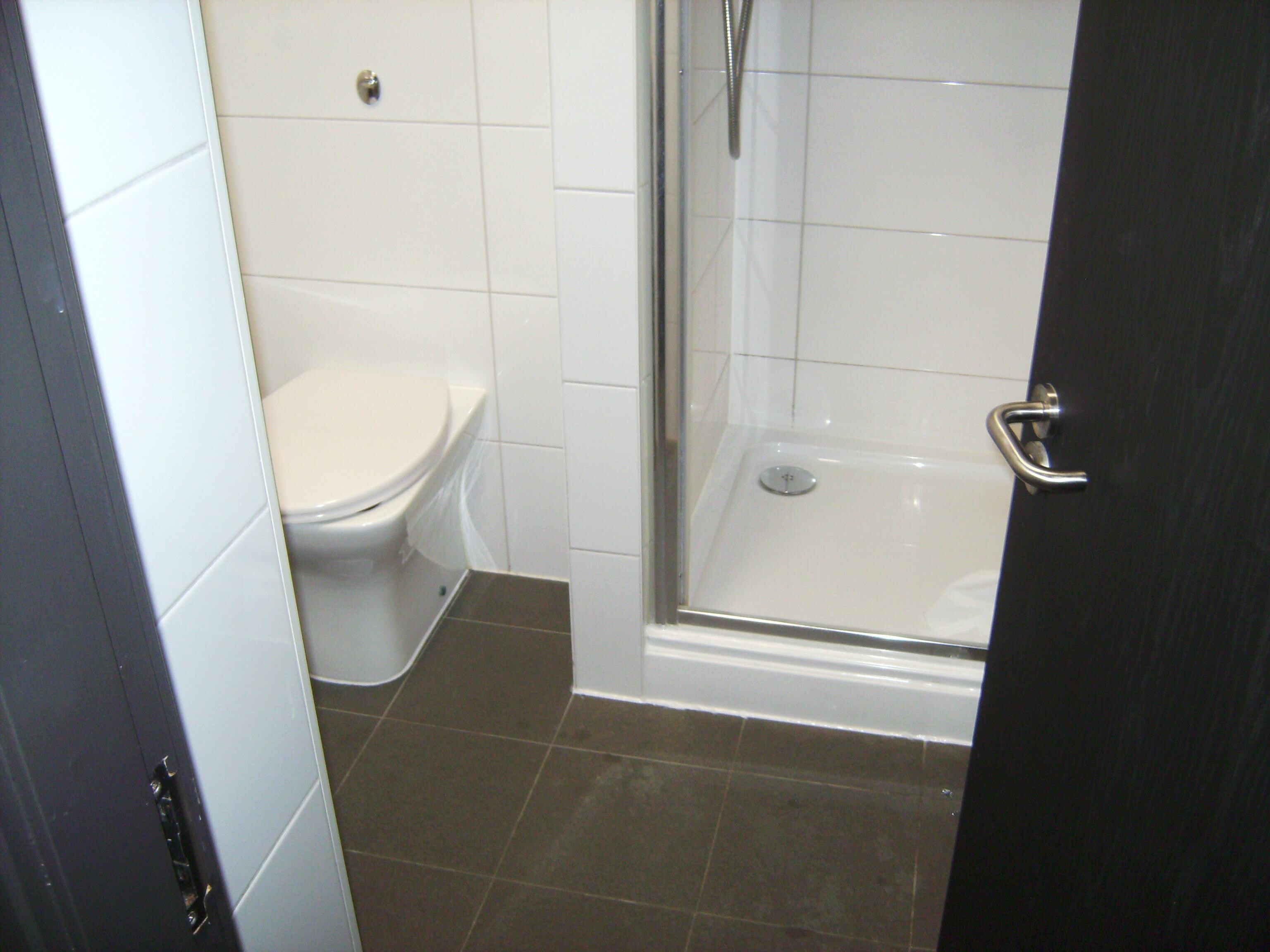 Neat shower room with lots of hot water but an overactive extractor fan which buzzes constantly - keep the door shut!