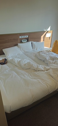 싱글 2개라고 하는데 침대가 컸어요