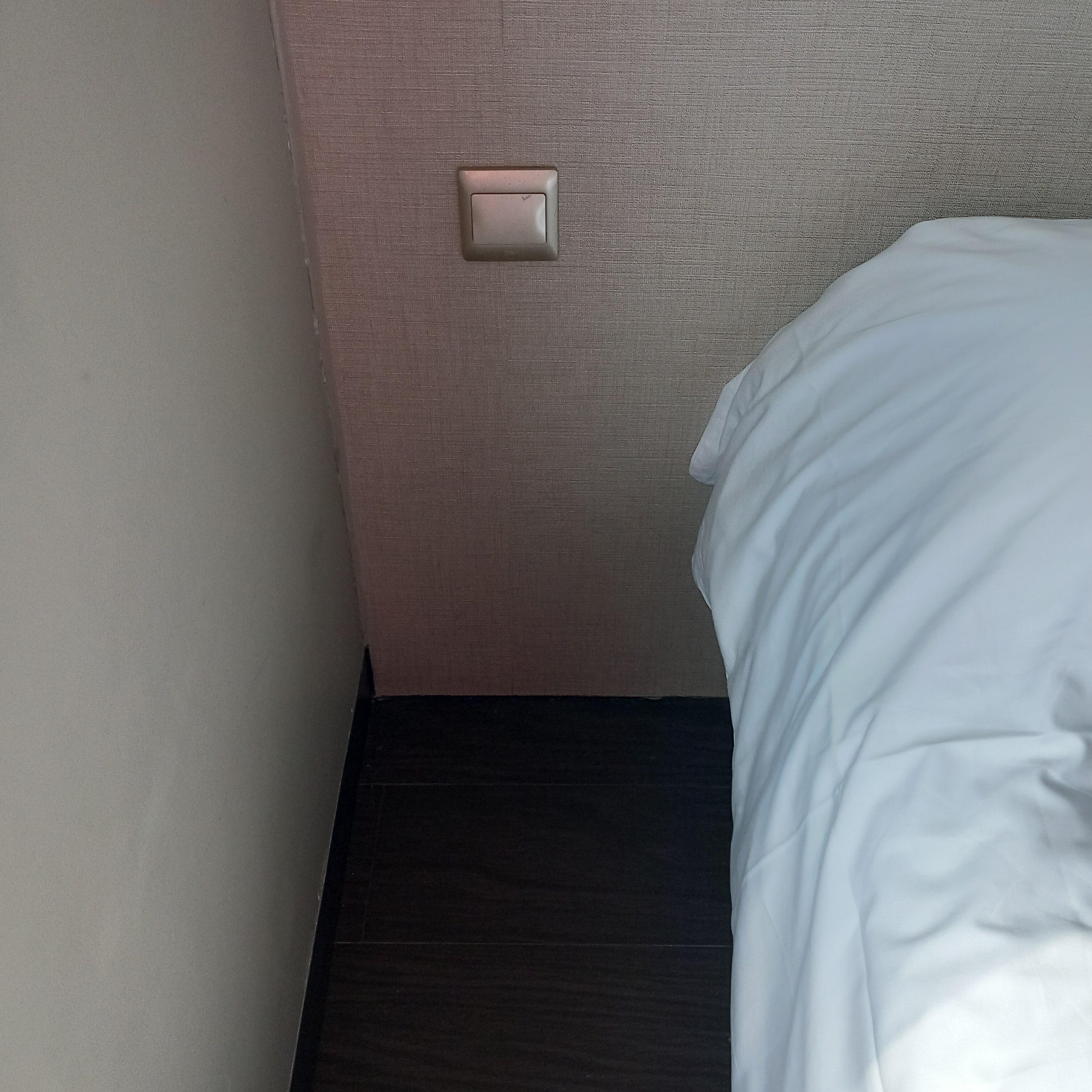 Lack of 1 bedside cabinet