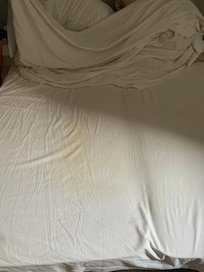 Leintuch mit gelben Fleck