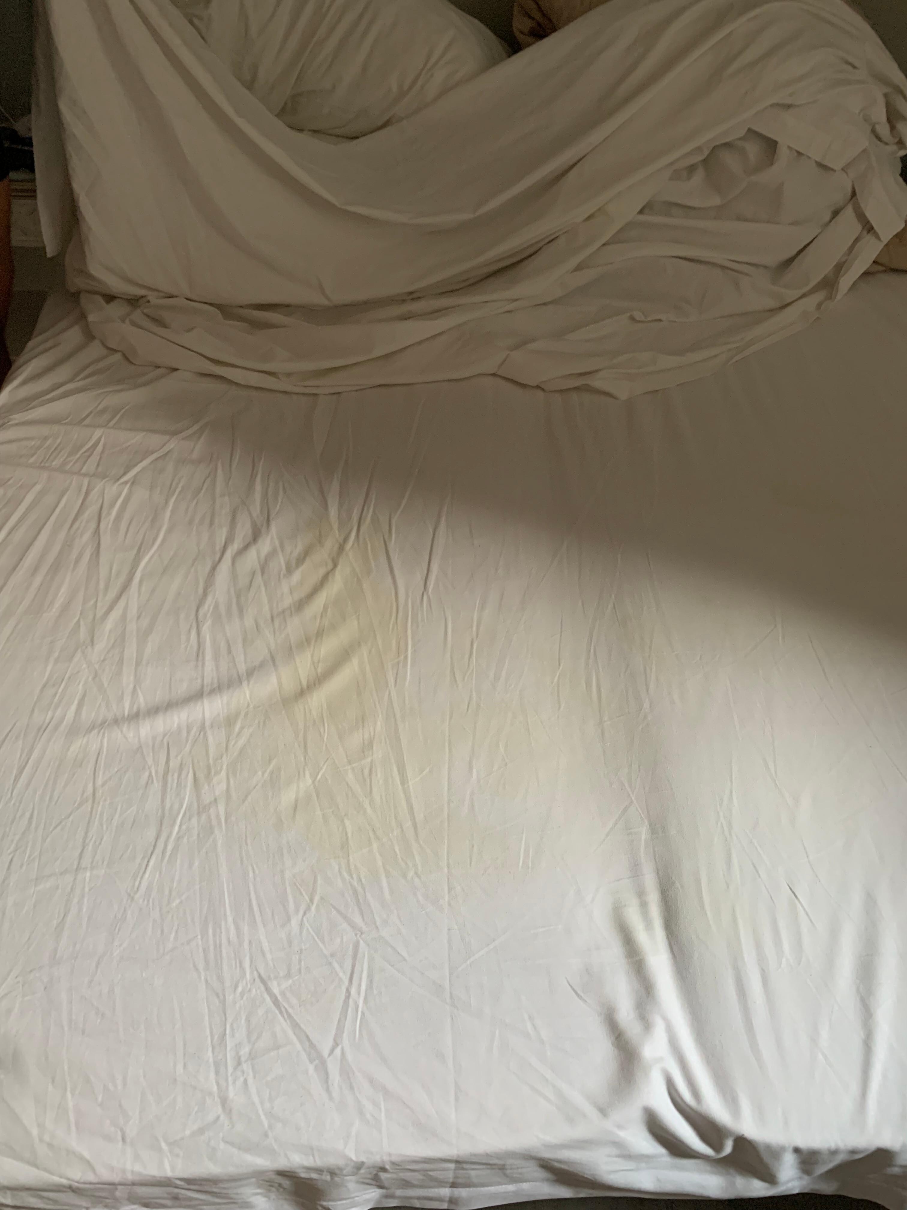Leintuch mit gelben Fleck