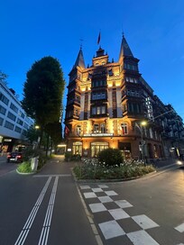 Hotel at night !