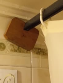 Rideau de douche consolidé par cale en bois