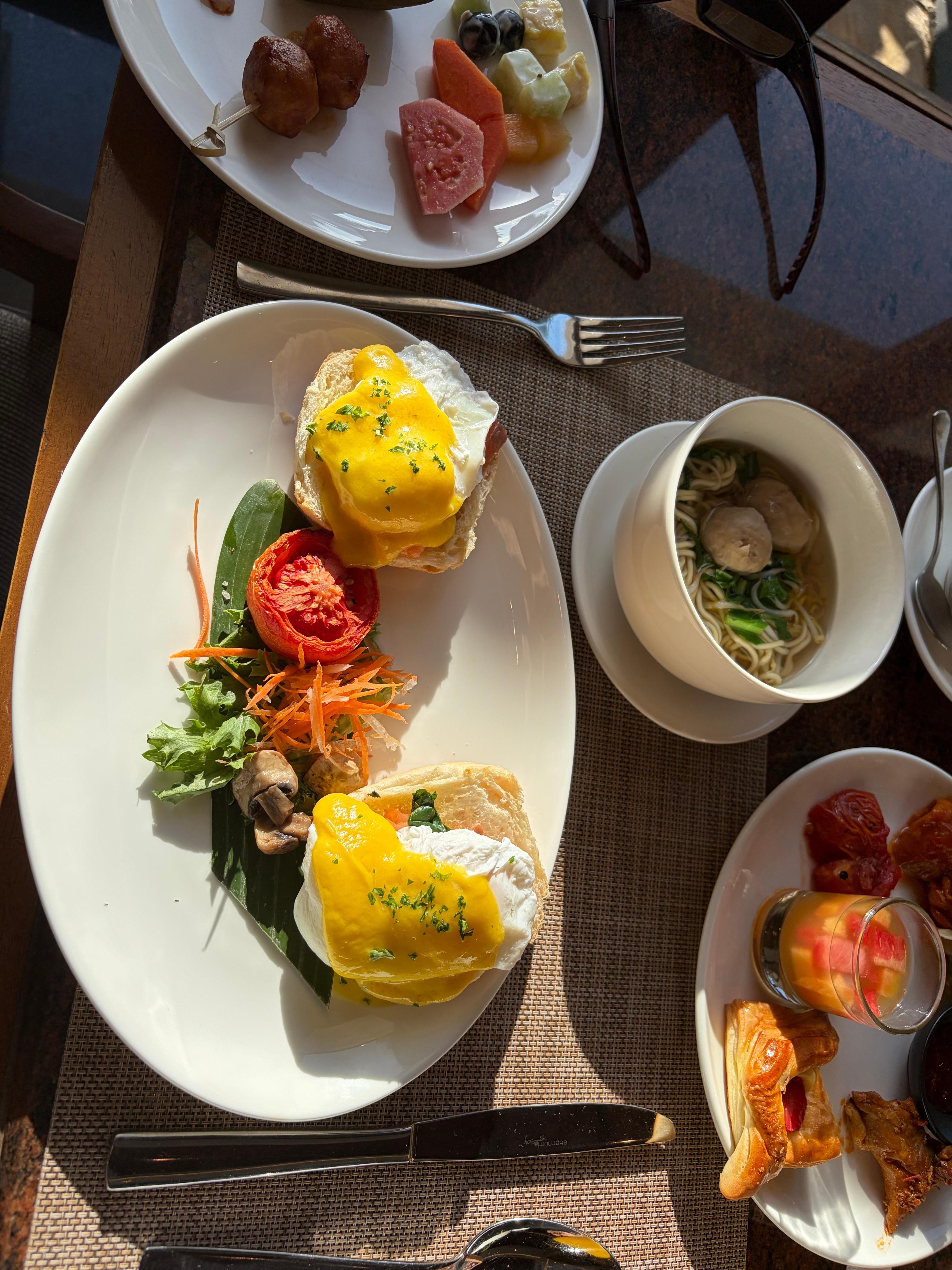 アラカルトのサーモンエッグベネディクト