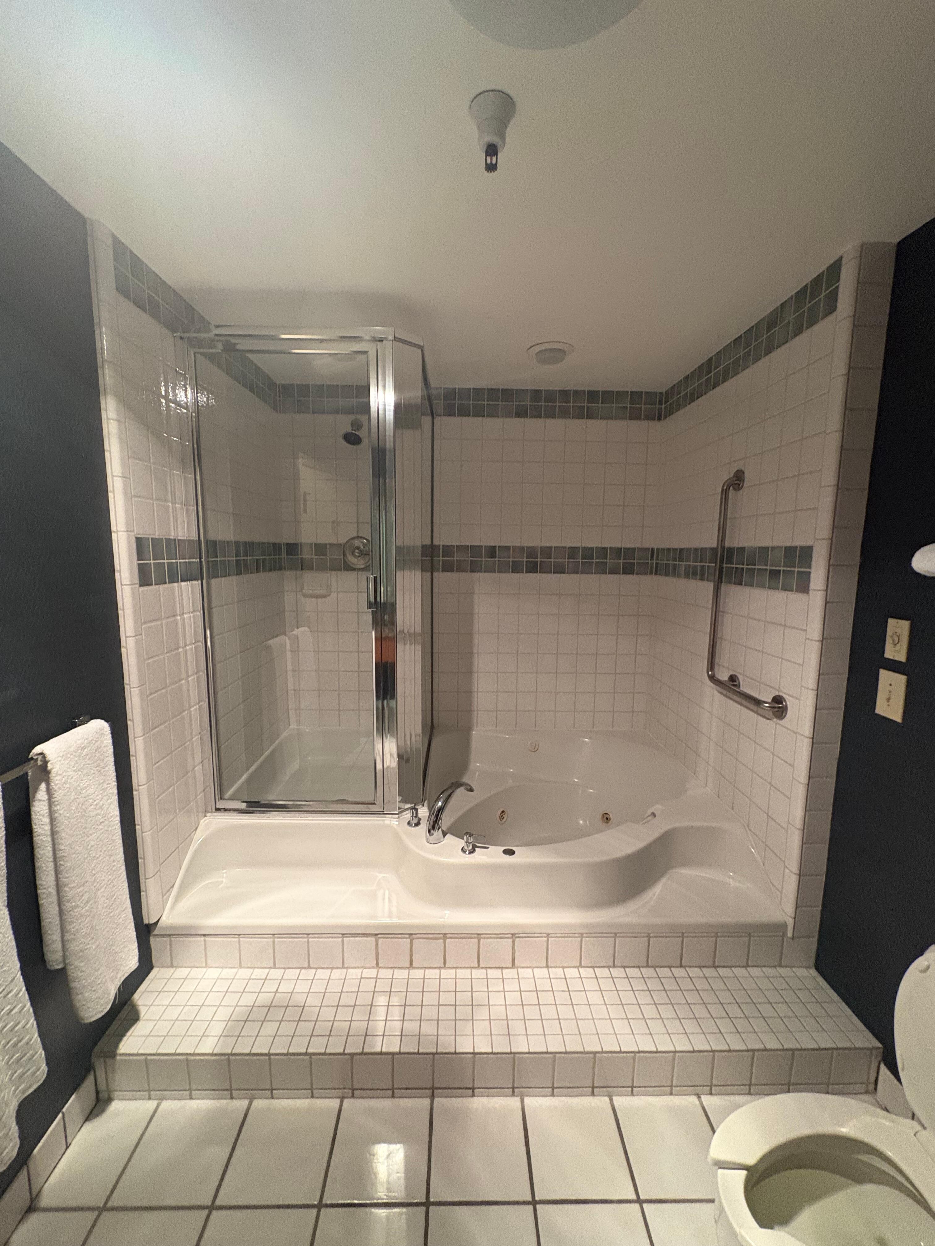 The jetted tub was LOUD. We did not use it, because we were scared we would bother the neighbors.