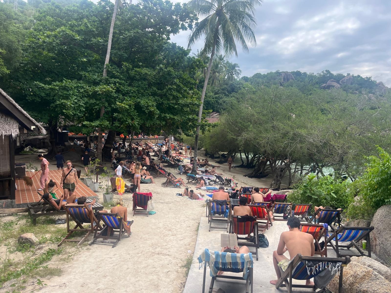 la plus belle plage de l'hôtel est occuper par de gens d'extérieur de l'hôtel - illimité . a 14h00 : 200 à 250 de scooter sont garées sur la parking extérieur '400 à 500 personnes sur la plage - pas de tranquillité pour se reposer - 