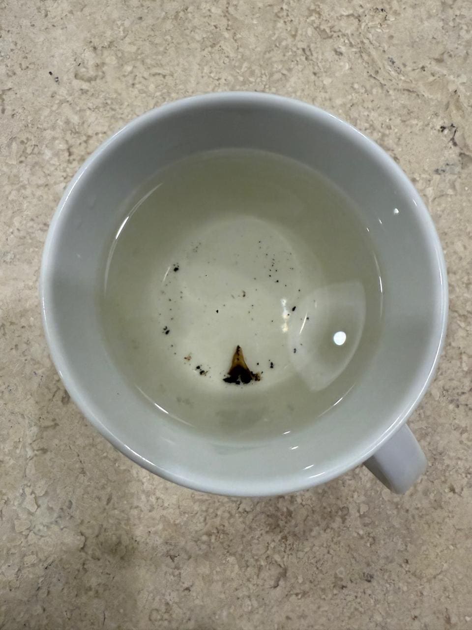 Moscos en la taza de café. Se informo y como si nada. Nada de empatía frente a la situación. 