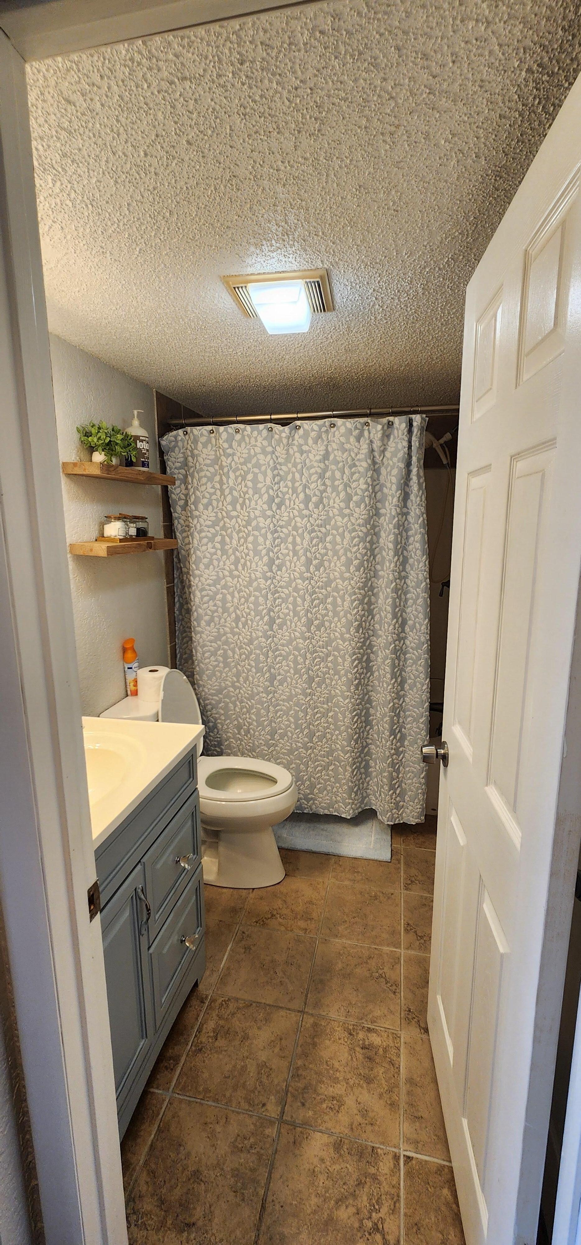 Main Bathroom with Tub & Shower
