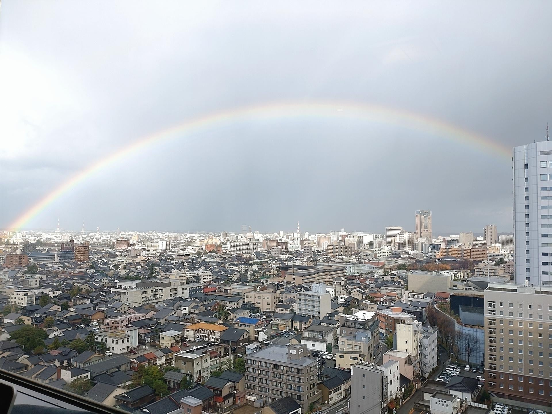 かなり強い雨が降った後に出た虹