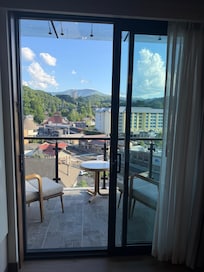 Yasss a balcony !!!